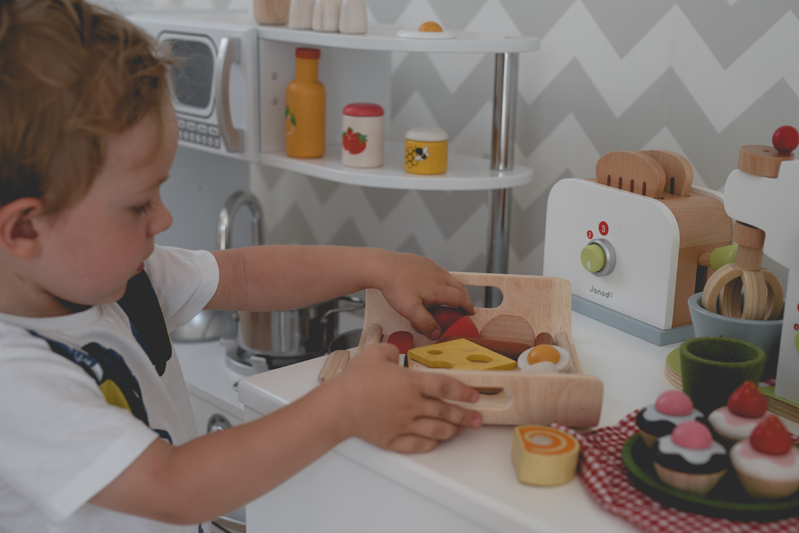 Kid Kraft Kuchnia dla chłopca kuchnia zabawkowa tatata plan toys drewniane jedzenie (11)
